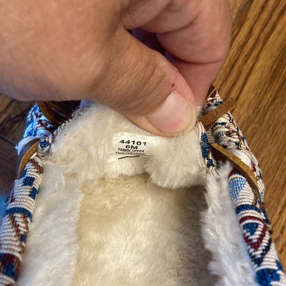 New Minnetonka Moccasins Women’s Cally Slippers in Cream Mosaic, size 6M - Picture 4 of 4
